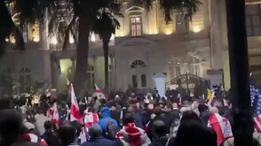 Протестиращи в Грузия опитаха да влязат в президентския дворец