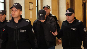 Оставиха в ареста служителите от ИААА, поискали подкуп от екипа на Роби Уилямс