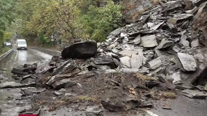 Свлачище затвори пътя Асеновград-Смолян