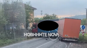 Тир и кола се удариха в Прохода на Републиката, движението е затруднено (СНИМКИ)