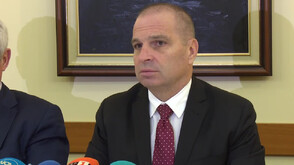 Транспортният министър: Край с лепенето на стикери по стъклата на колите, няма смисъл