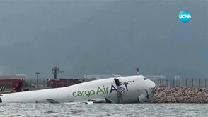 Товарен самолет излезе от пистата и падна в морето на летището в Хонконг