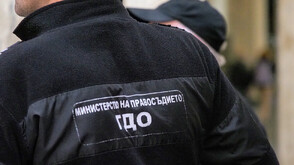 Назначиха охрана на бития прокурор и на семейството му