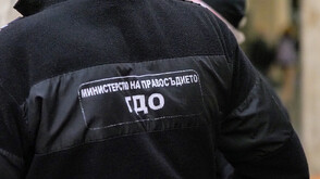 Назначиха охрана на бития прокурор и семейството му