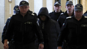 Съдът решава дали 15-годишният, намушкал свой връстник в мола, да остане в ареста