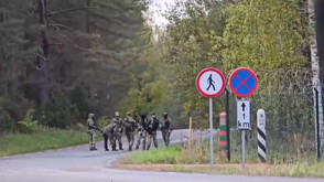 С покрити лица и открити оръжия: Руски сили се струпаха по границата с Естония