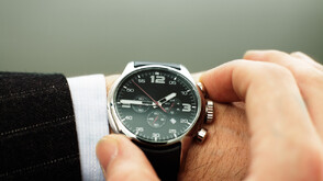 Скандал във Франция: Политик свали часовника си преди интервю, за да не изглежда много богат