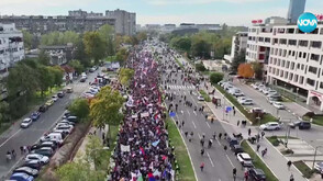 Хиляди на поход от различни градове в памет на жертвите от Нови Сад