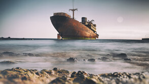 Заради ниско ниво на водите: Кораб с над 200 души на борда заседна в река Дунав