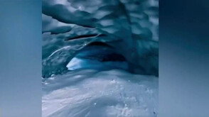 Поглед отвътре: Как изглеждат ледниковите пещери в Швейцария (ВИДЕО)