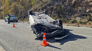 Кола се обърна по таван в Смолянско, ранени са млада майка и 3-годишното ѝ дете (СНИМКИ)