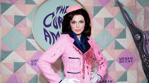 Джулия Фокс взриви мрежата с кървавия костюм на Джаки Кенеди