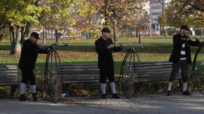 Ентусиасти караха ретро велосипеди на парад в Прага (ВИДЕО)