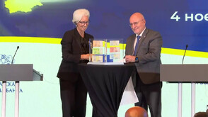 Председателят на ЕЦБ и управителят на БНБ показаха българските евробанкноти (ВИДЕО)