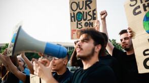 Лондон с нови мерки срещу тормоза в политиката: Протестите пред частни домове ще бъдат забранени