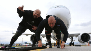 Двама българи успяха да издърпат 40-тонен самолет