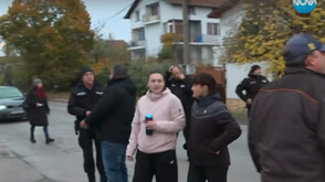 Жители на Божурище на протест с искане за мерки срещу трафика на тирове