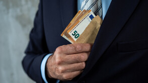 Служител на ДФ "Земеделие" задържан с подкуп от 1000 лева