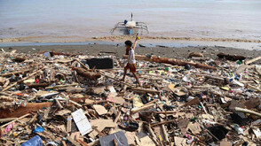 Извънредно положение във Филипините, след като тайфунът „Калмаеги” уби най-малко 140 души (СНИМКИ)