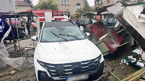 Кола се вряза в пазар в Казанлък (СНИМКИ)