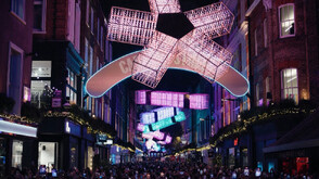 Популярна улица в Лондон беше озарена от коледни светлини (ВИДЕО)