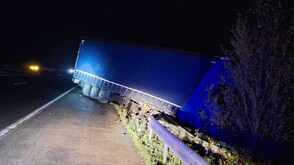 Обърнат камион пречи на движението по АМ “Хемус” край Шумен (СНИМКИ)