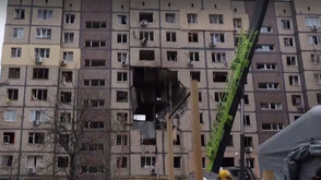 Русия атакува жилищен блок в Украйна, пожарникари вадиха пострадали през дупка във фасадата (ВИДЕО)