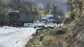 Шофьор пострада тежко при удар между кола и тир в Прохода на републиката