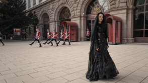 Забелязахте ли тайнственото момиче в черна сватбена рокля по улиците на София?