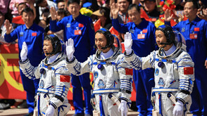 В добро състояние са китайските астронавти, чието връщане на Земята беше отложено