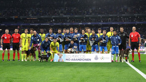 Футболисти излязоха на терен с бездомни кучета, за да стимулират осиновяванията