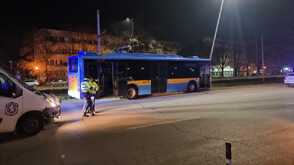 Тролейбус се блъсна в електрически стълб в София