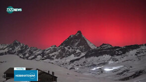 Рядко Северно сияние оцвети небето над връх Матерхорн