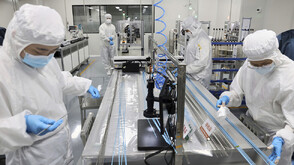 Учени изтъкаха миниатюрен полимер, способен да тегли кола