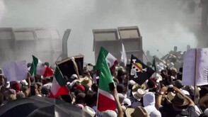 Масов протест срещу корупцията в Мексико ескалира до сблъсъци с полицията (ВИДЕО)