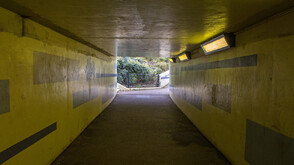 Лек автомобил паркира в подлез във Варна