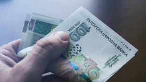 В дома на задържания за подкуп митничар от Драгоман са открити над 100 хиляди лева