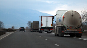 Преобърната цистерна затвори прохода Боаза