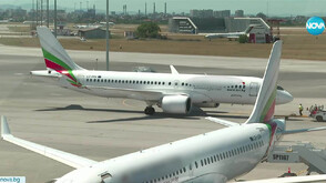 Силен вятър пренасочи полет към Солун: Актьори от спектакъла "Поетите" бяха сред блокираните пътници