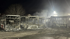Пожар изпепели няколко автобуса, два буса и леки коли в Костинброд (СНИМКИ)