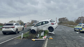 Кола катастрофира в разделителната мантинела на пътя Бургас –Сарафово