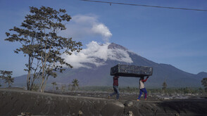 Заради изригнал вулкан обявиха най-висока степен на тревога на остров Ява (ВИДЕО)