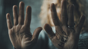 Криминално проявен е обвинен в блудство с 82-годишна жена в Русенско