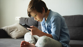 Все повече деца у нас - с психологични симптоми заради екранна зависимост