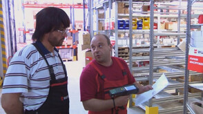 Шеф става складов работник, за да проучи компанията си