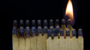 Нов рекорд на Гинес: Мъж побра 81 клечки в носа си в чест на децата си