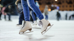 Коледа дойде първо в Русе: Ледената пързалка в града отвори, но с нови мерки за сигурност