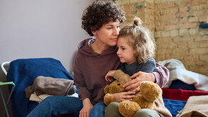 Повече от 80% от децата, настанени в приемни семейства, са преживели преди това физическо или емоционално насилие