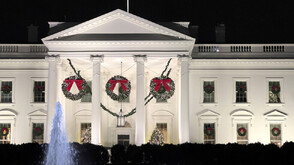 300 доброволци създават коледната магия в Белия дом