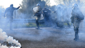 Сълзотворен газ и сблъсъци: Трима ранени на фермерски протести в Гърция (ВИДЕО+СНИМКИ)